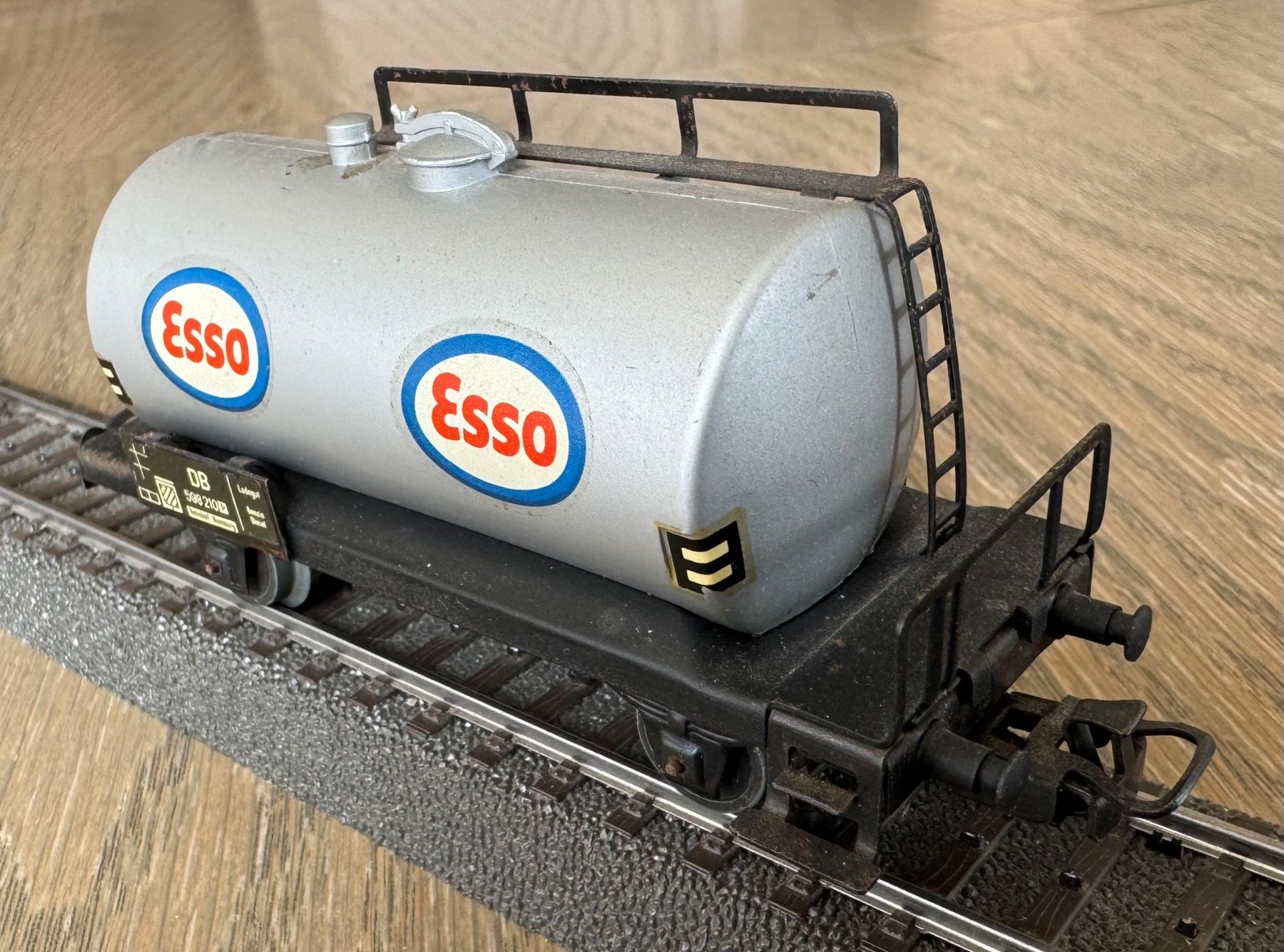 Märklin Modellini di ferrovie: silberner Kesselwagen ESSO; OVP – Usato da St. Moritz venduto da Manu7500 4