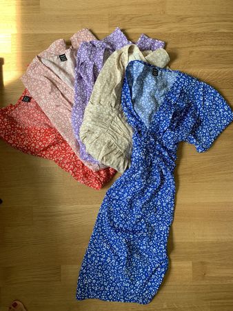 Kleiderpaket 5 Kleider mit Blumen Gr. M V Ausschnitt