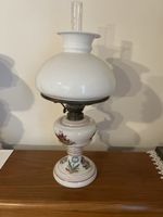 Antike Petroleumlampe aus Milchglas mit Blumenmuster