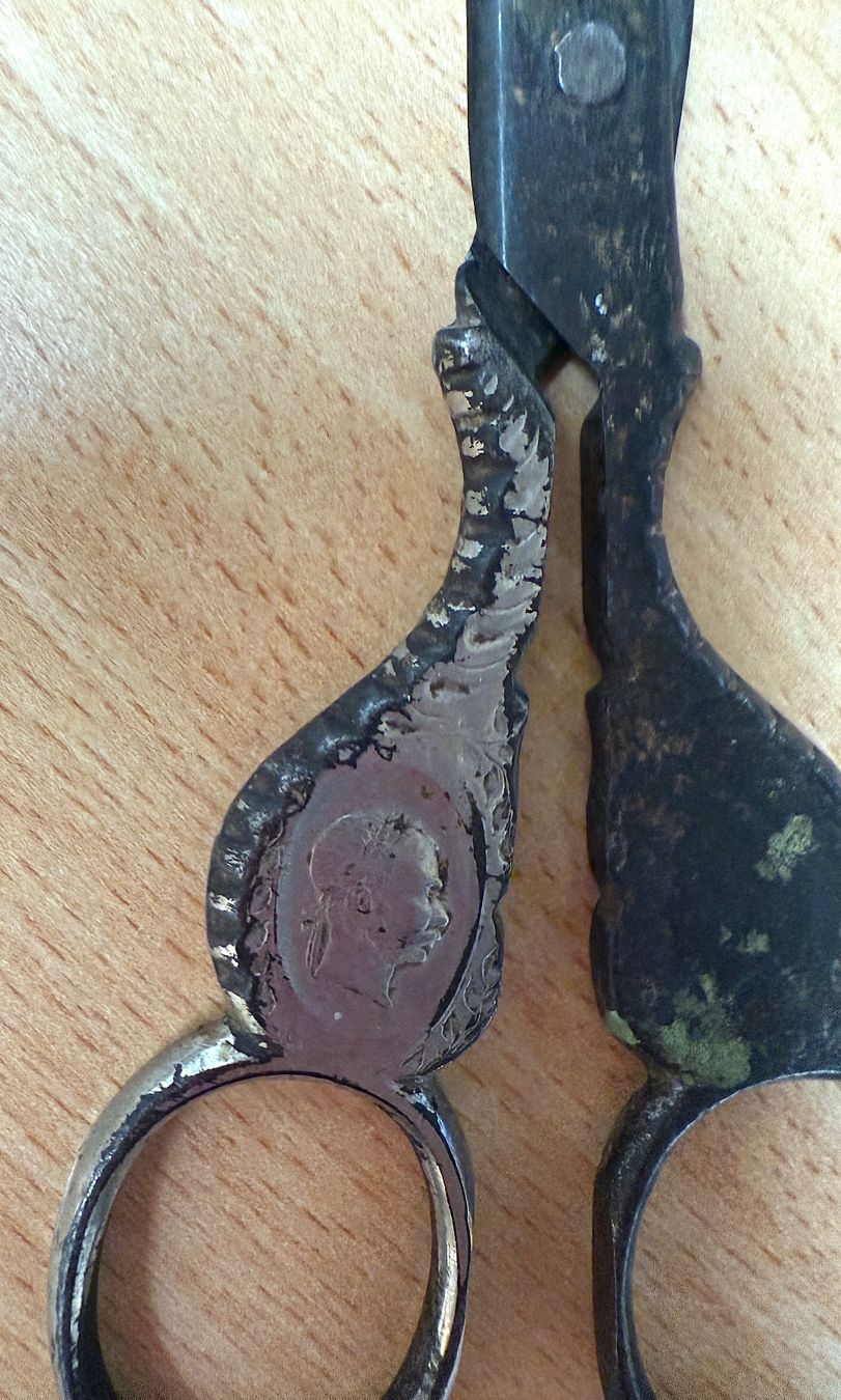 Tutti gli attrezzi: 4 paires de ciseaux anciens – Usato da Veyrier venduto da Szurkemaci 1