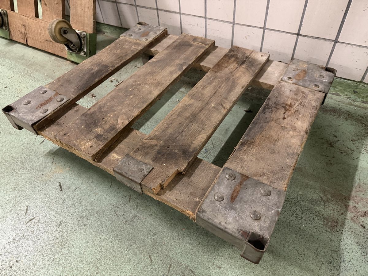 Valigie & Borse: Holz-Palette mit Rollen, stabil und gebraucht – Usato da Mörschwil venduto da philmensa