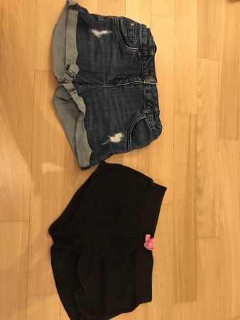 Kurze Jeanshose Gr. 134 und eine schwarze kurze Hose Gr. 128