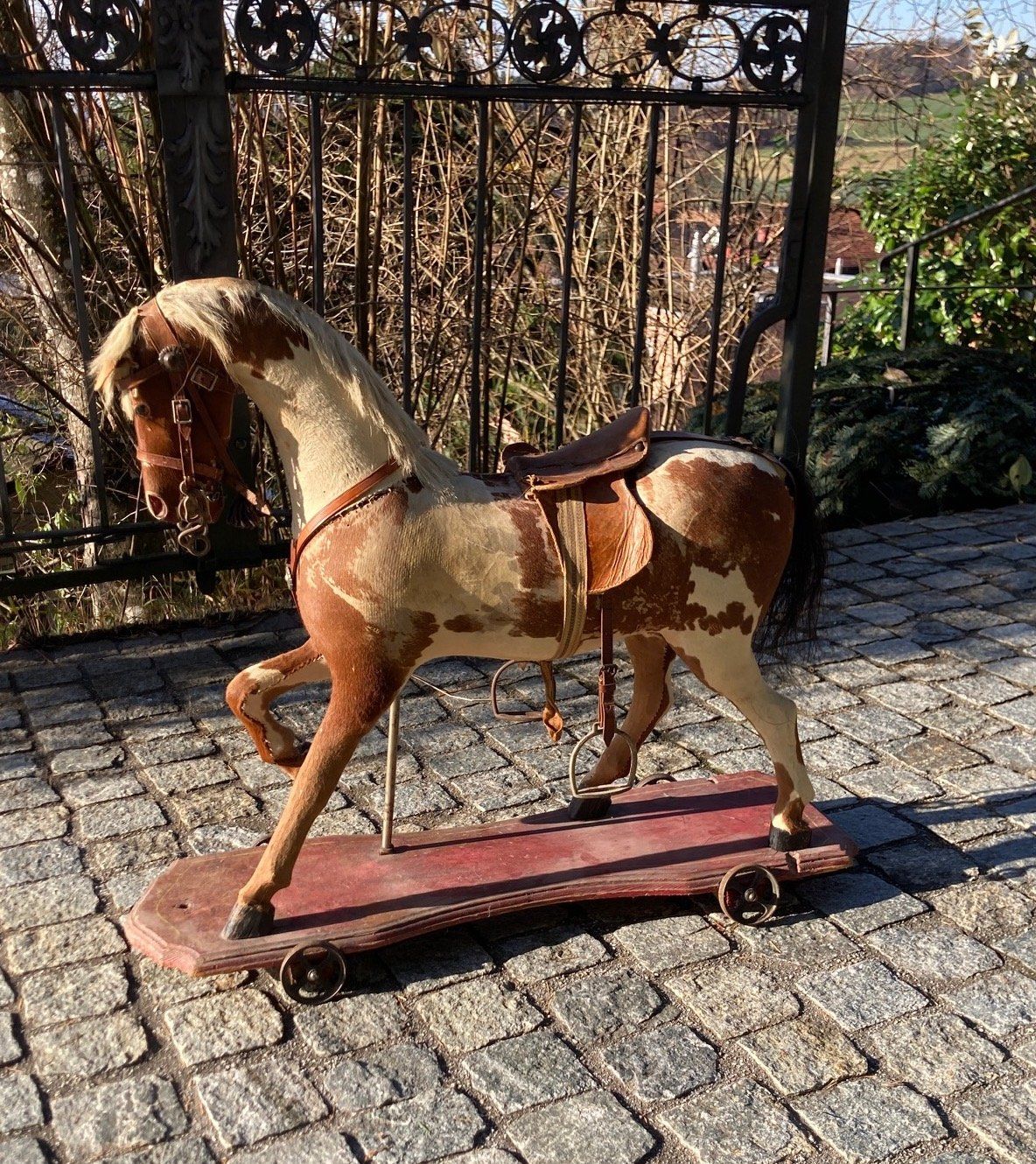 Giocattoli: Antikes Holzpferd / Rössli – Usato da Rumlikon venduto da Ambiente_Brocante