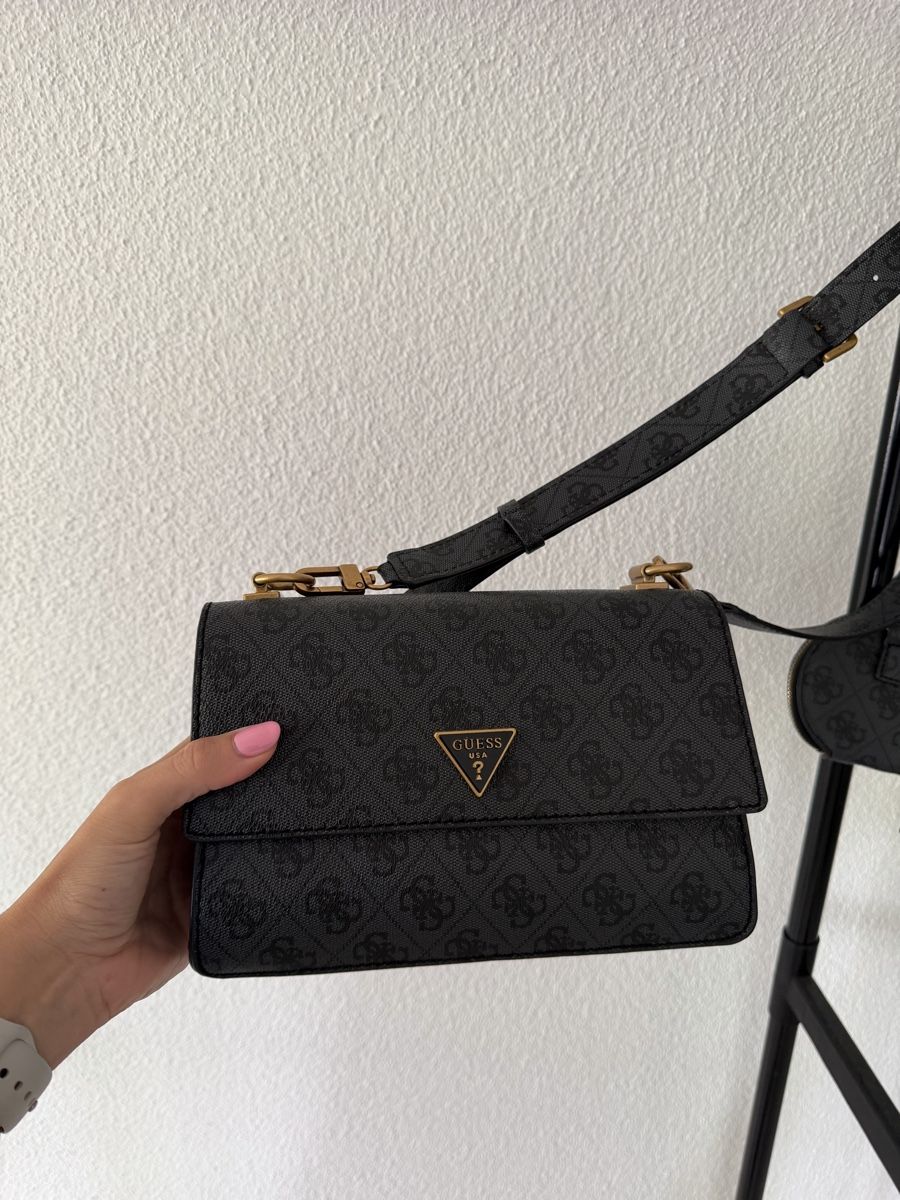 Guess Borse da donna: Guess Shoulder Bag With Coin Purse  – Usato da Gränichen venduto da Domsiiiii