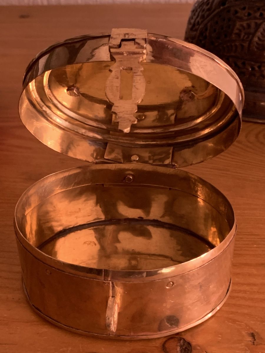 Barattoli: Kleine Schmuckdose aus Messing oval mit Deckelgriff – Usato da Nunningen venduto da silvermoon68 6
