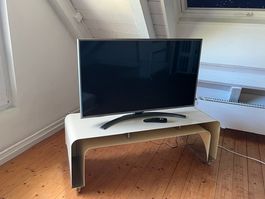 Fernseher der Marke LG inkl. TV Möbel
