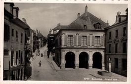 Aubonne. Grand rue mit Rathaus (Hôtel de Ville)