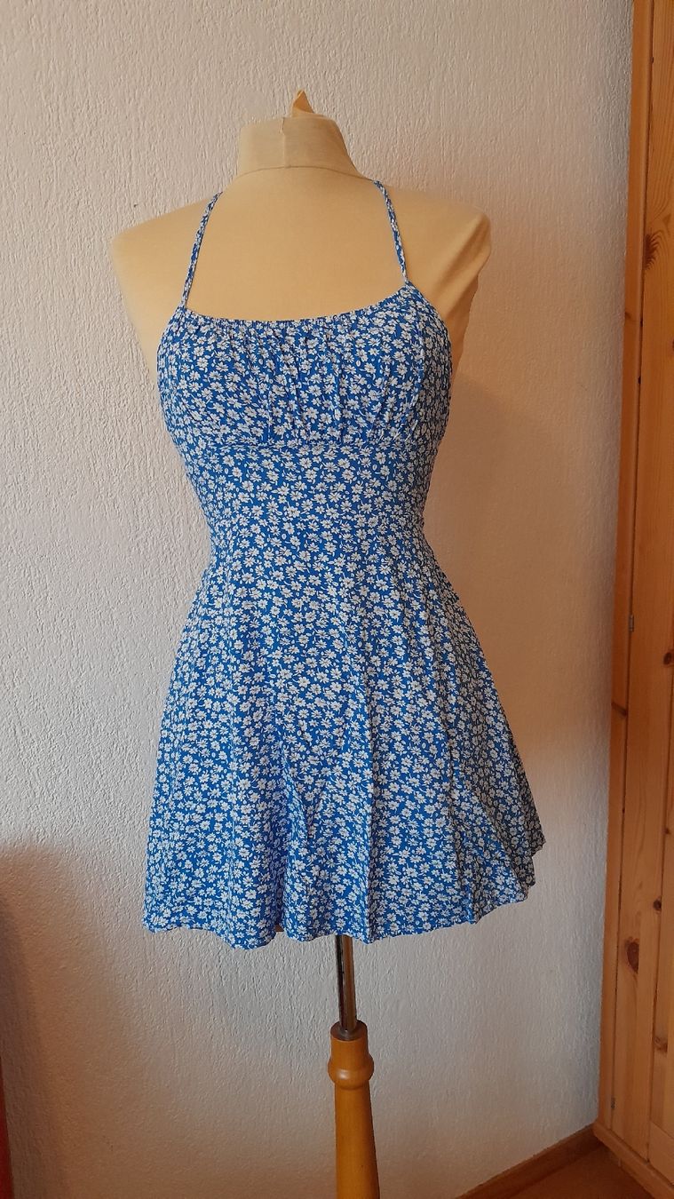 Kleider: Sommerkleid, rückenfrei – Neu (gemäss Beschreibung) aus Innerthal von System_of_a_down