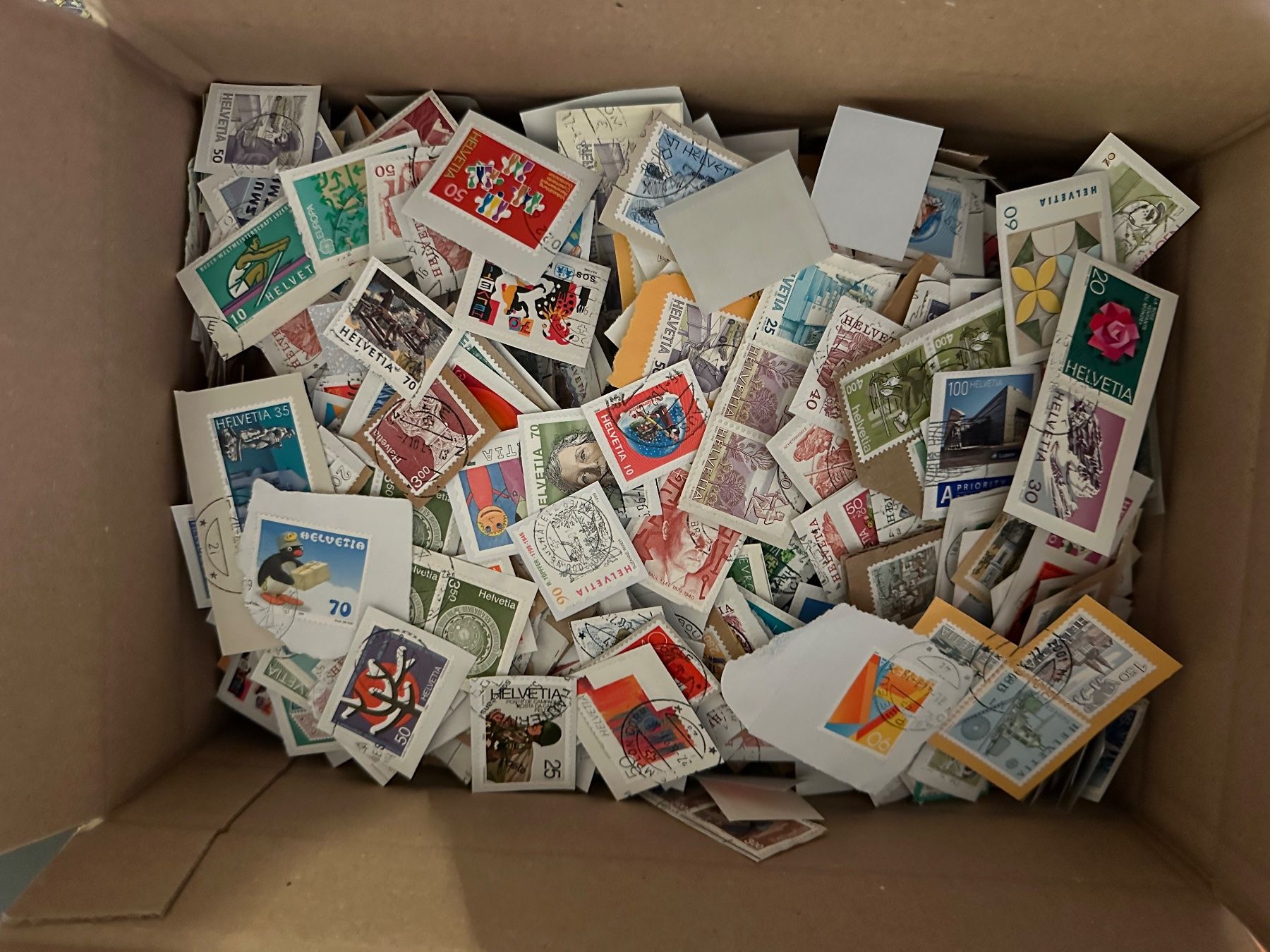 Tutti i francobolli: 1Kilo Briefmarken Schweiz auf Papier – Usato da Oberbuchsiten venduto da Rpv