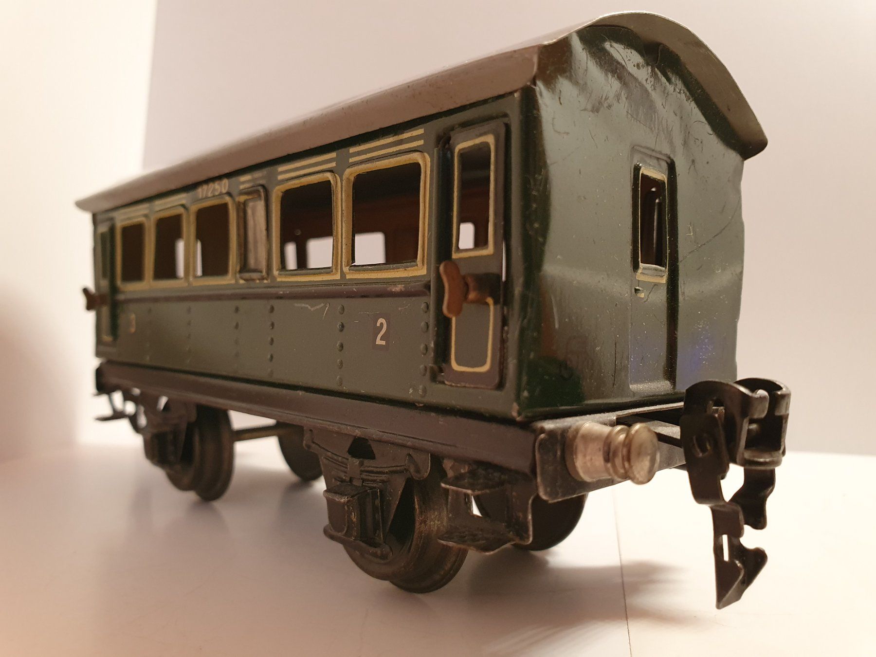Märklin Modelleisenbahnen: Märklin /  Blech Tinplate /   Spur 0 / Sitzwagen 2. Klasse – Gebraucht aus Zürich von BLS58MA 4
