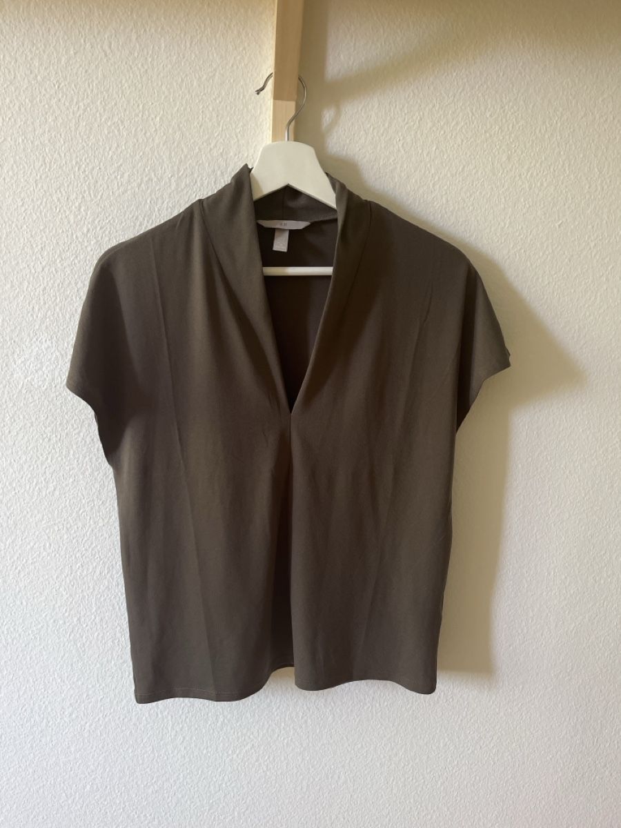 H&M Blusen: Bluse mit V-Ausschnitt – Gebraucht aus St. Gallen von cor_c9lz