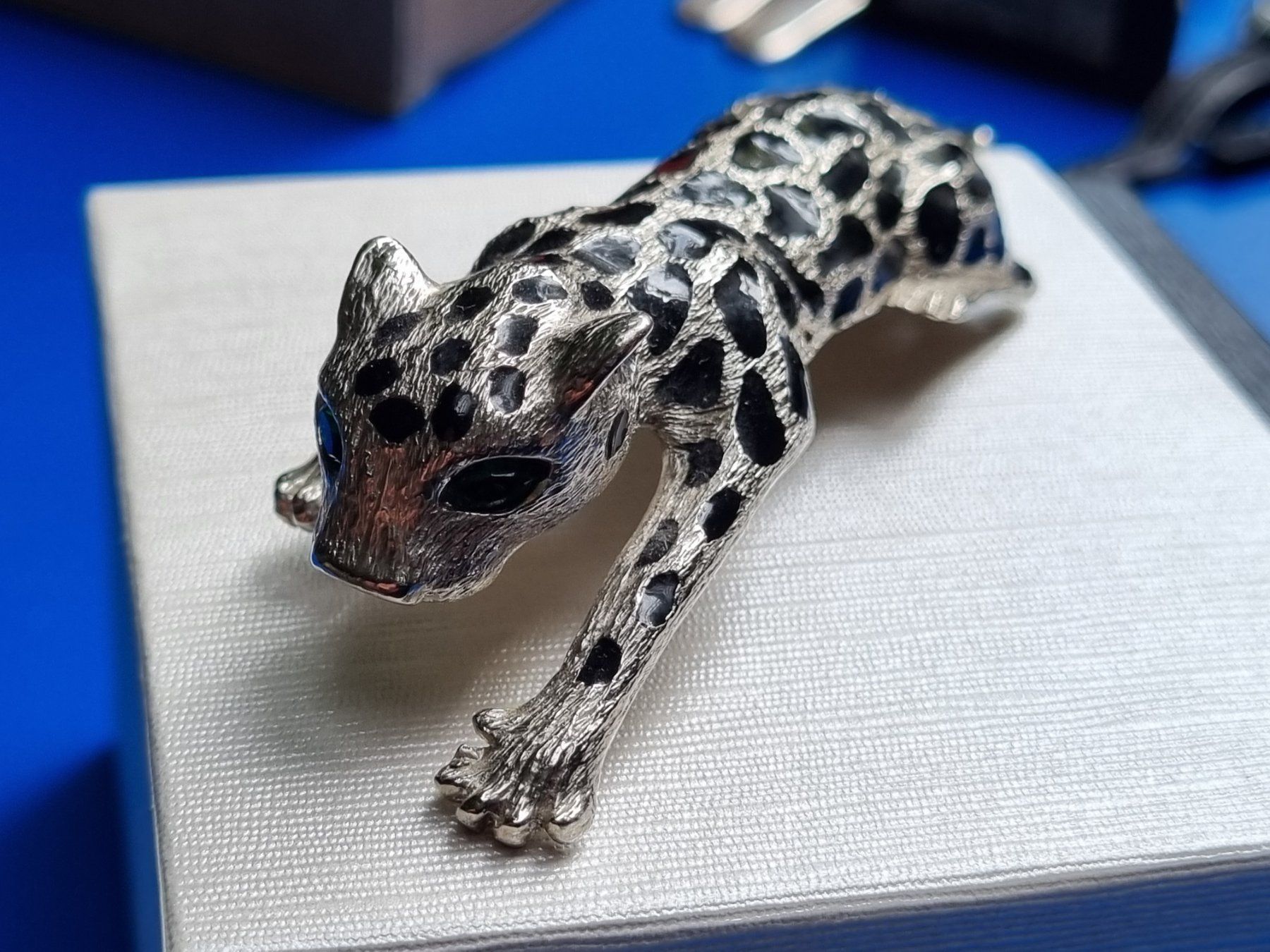 Spille & Fermagli: Schöner Vintage Leopard/Panther Brosche – Usato da Schaffhausen venduto da Leveron13 2