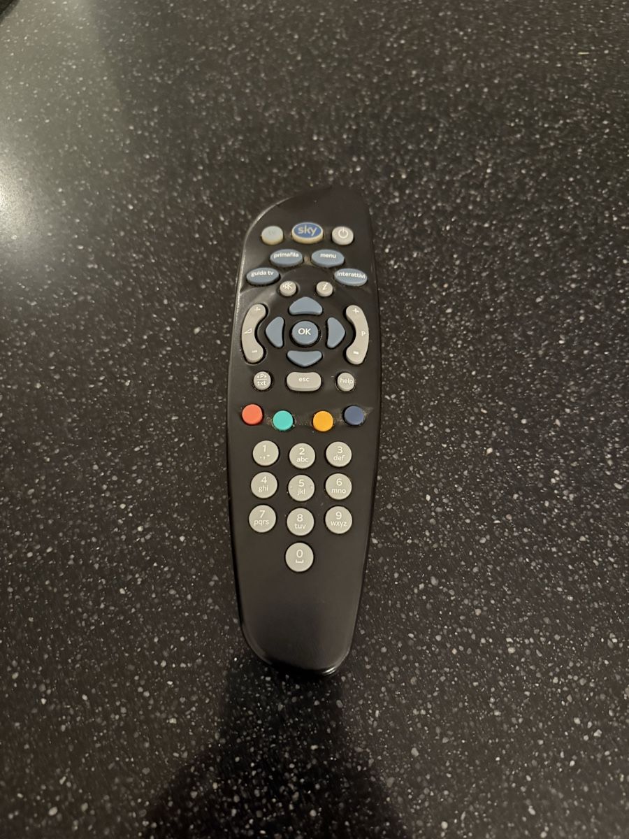 Télécommandes: Fernbedigung SKY Decoder – D'occasion à Claro par KarinS84