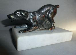 Alte Figur eines spielenden Hundes / figurine chien jouant