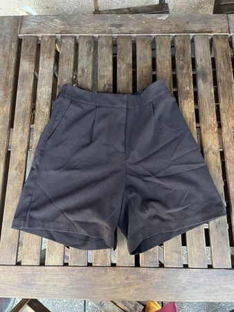 Kurze Anzugshose in Schwarz
