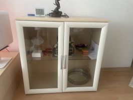 Stilvoller Vitrinenschrank mit Glastüren, Top Zustand!