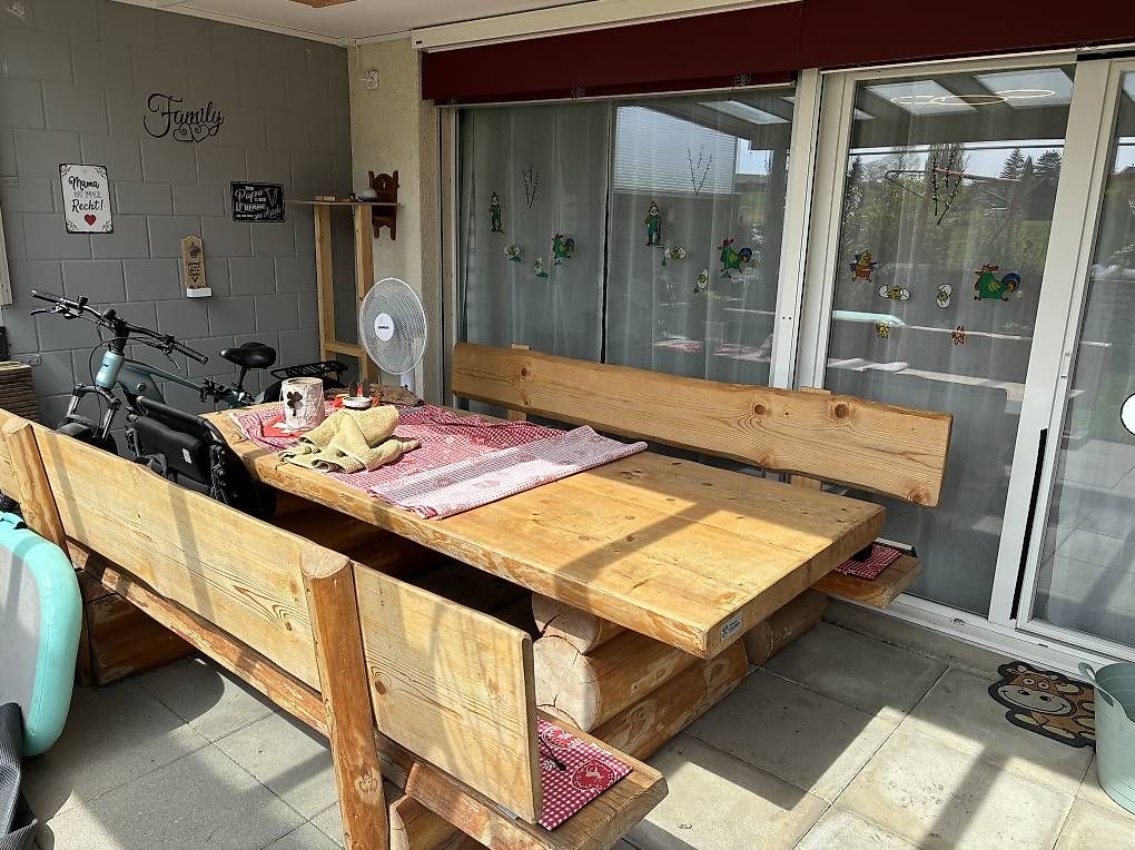Set di tavolo e panche: Massiver Tisch mit zwei Bänke – Usato da Biberen venduto da frigemo 1