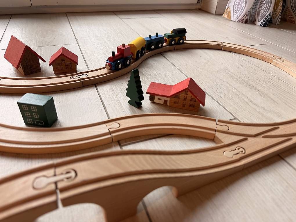 Jouets: Circuit de train en bois – D'occasion à Essertines-Yverdon par clemesitpa 2