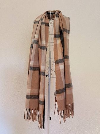 Großer, flauschiger, karierter Schal in Beige-/Camel-Tönen