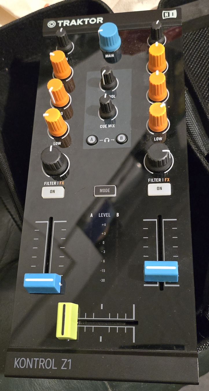Native Instruments Platines de mixage: Traktor Z1 – D'occasion à Ostermundigen par hansuelipeterli