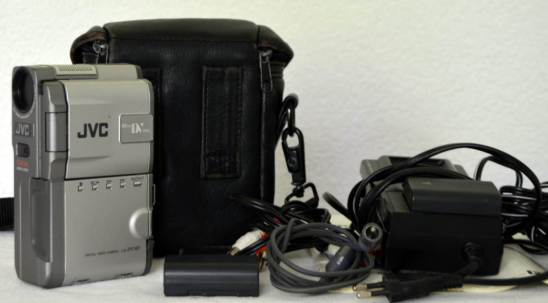 JVC Camcorder: JVC GR-DVM5E MiniDV Camcorder caméscope – Defekt aus Collonges von arashee