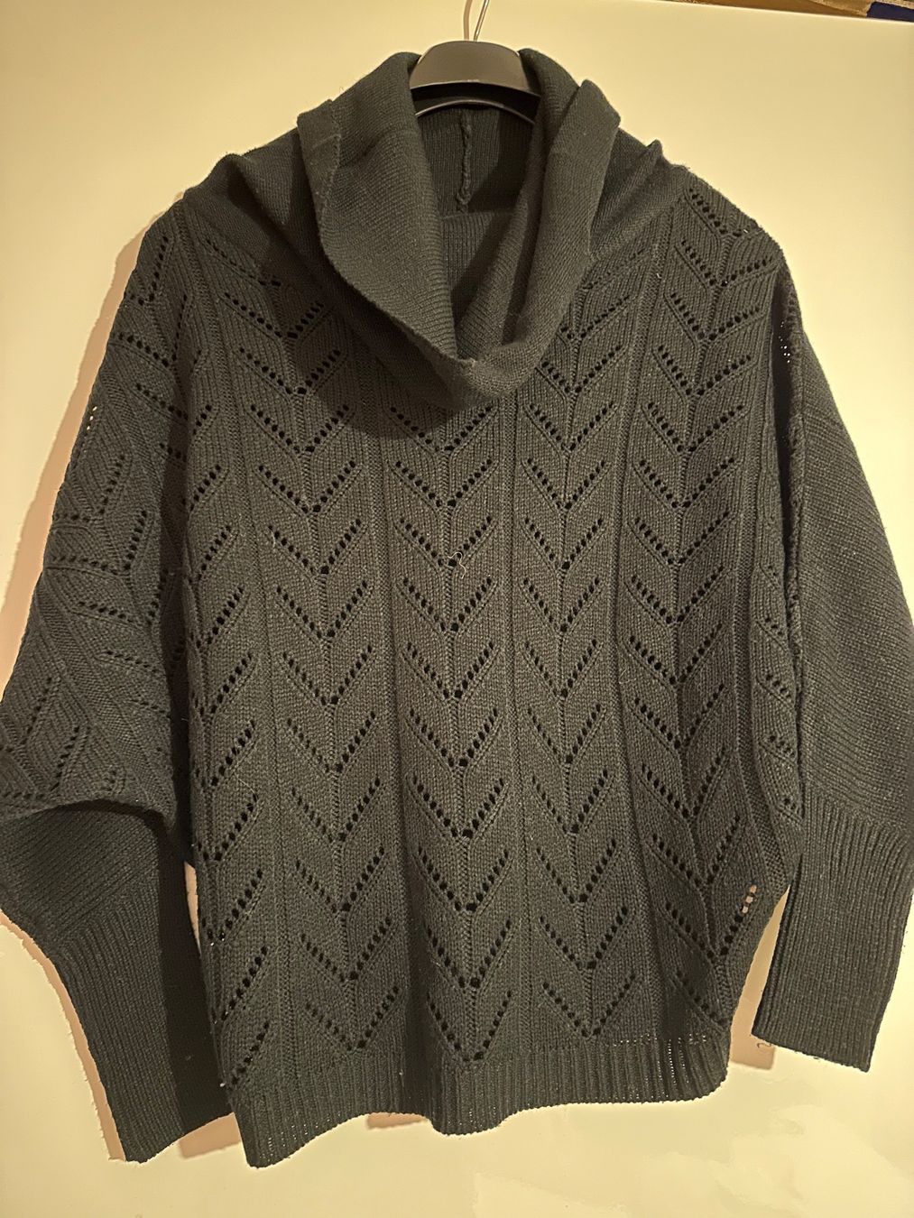Pullover & Sweatshirts: Schwarzer Rollkragenpullover Damen – Gebraucht aus Triengen von nes_l8cj 1