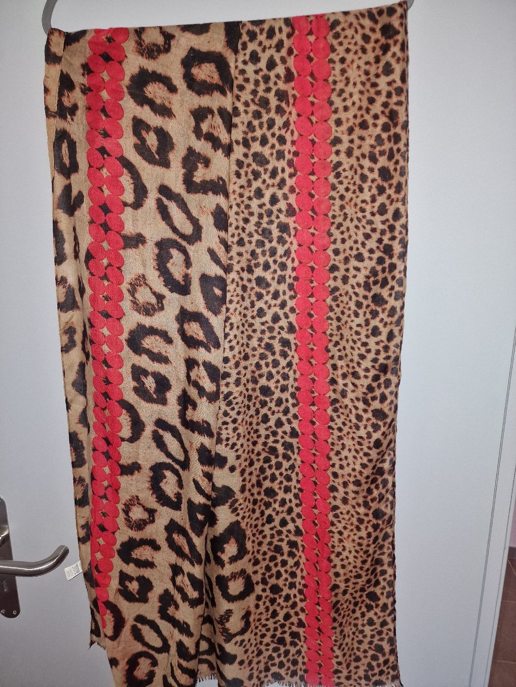 Foulard & Sciarpe: Damen Schal mit Leopardenmuster  – Usato da Winterthur venduto da Winti1993