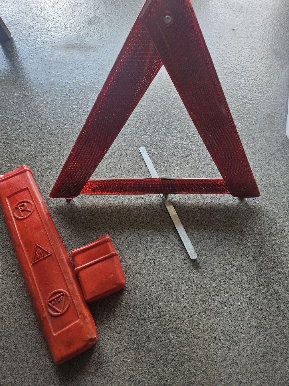 Accessori per altri veicoli: Auto Pannendreieck mit Etui  – Usato da Bonstetten venduto da Brigitte04volle