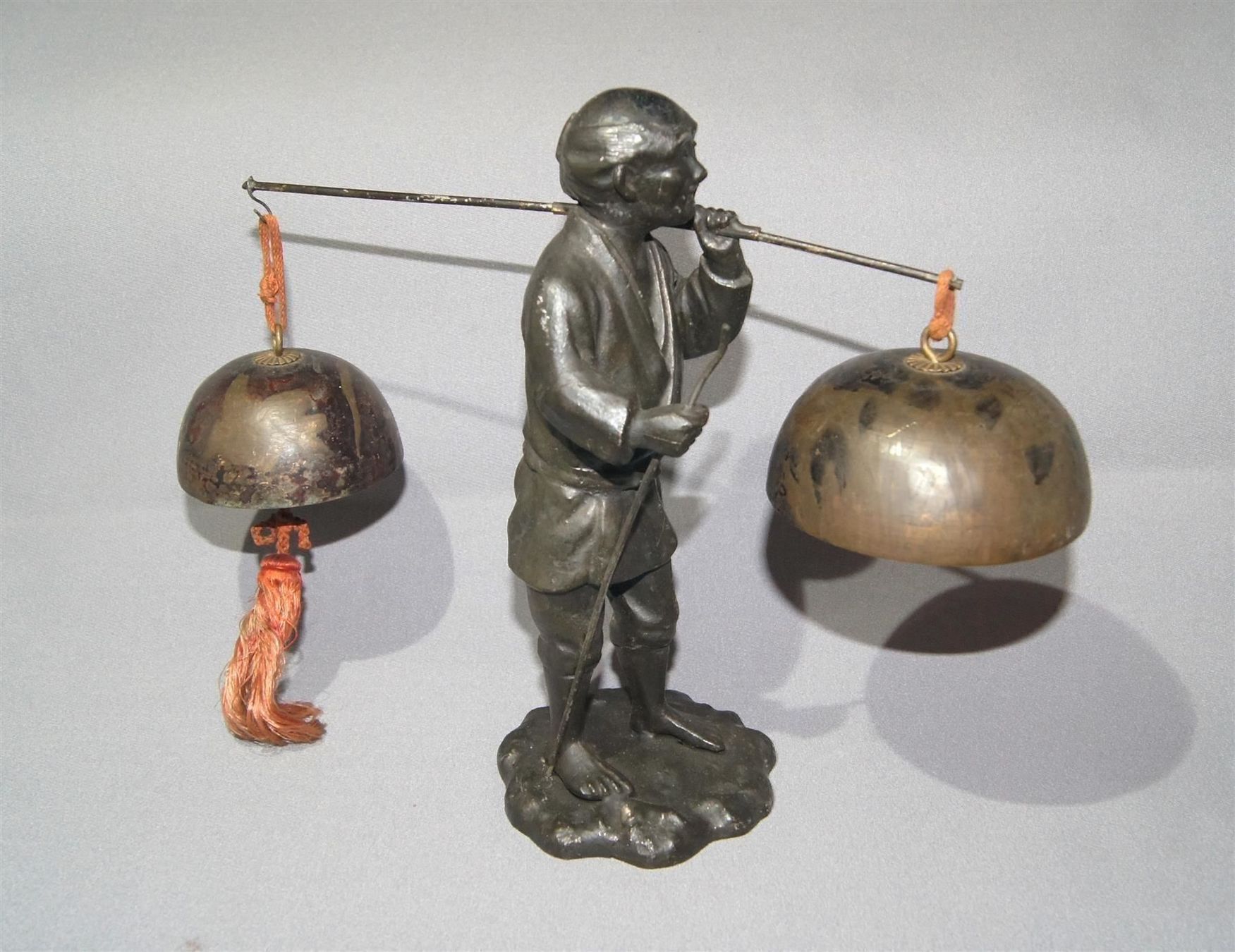 Statuette: Gong-Träger oder -Verkäufer mit 3 Gongs - Kuriose Figur – Nuovo e nell'imballaggio originale da Geroldswil venduto da ARTEFACTO 2