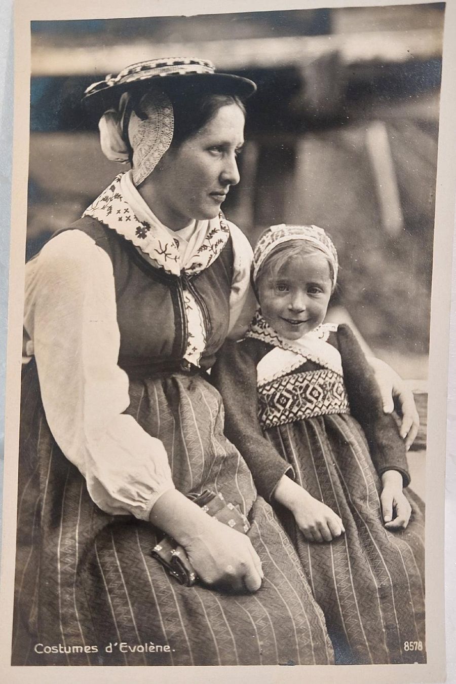 Cartoline postali: EVOLÈNE -  Costumes – Usato da Delémont venduto da Domdom1