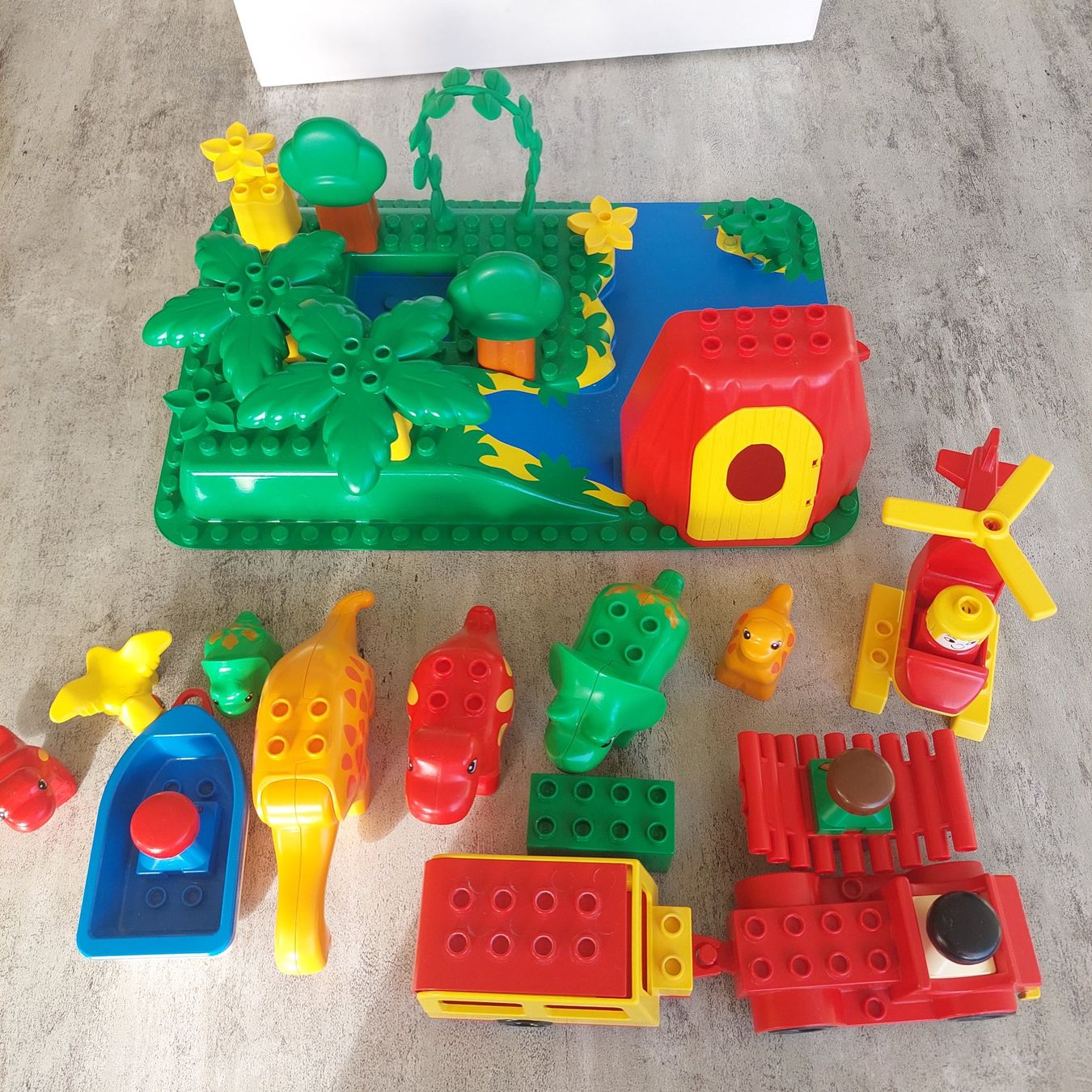 Spielzeuge: Duplo Dinosaurier mit Jungen – Gebraucht aus Uzwil von Grauhaar