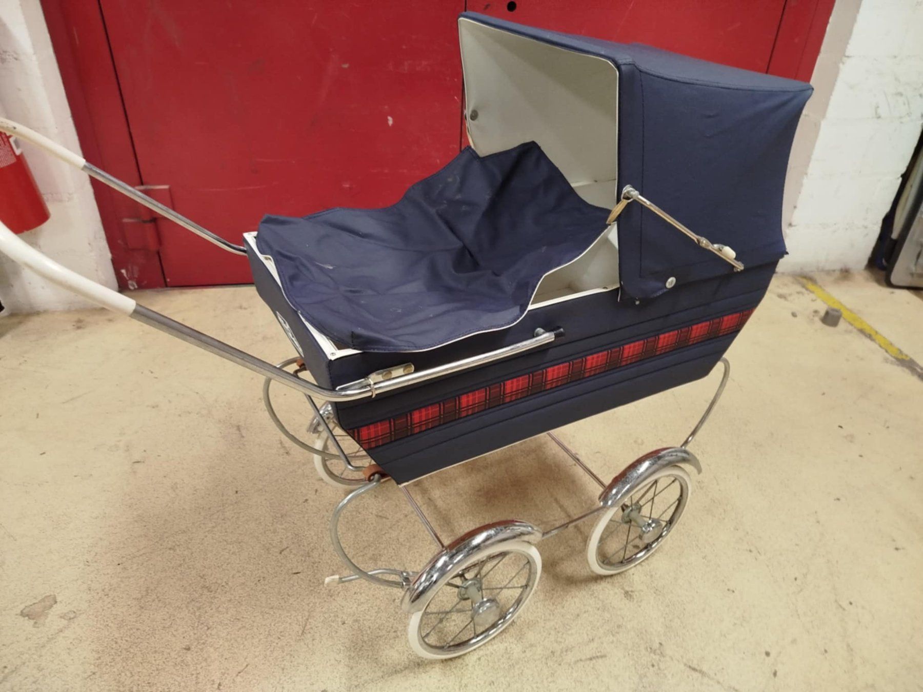 Carrozzine per bambole: Ancienne poussette pour  poupée ( nr 3 ) – Usato da La Chaux-de-Fonds venduto da Emmaus2300CDF 1
