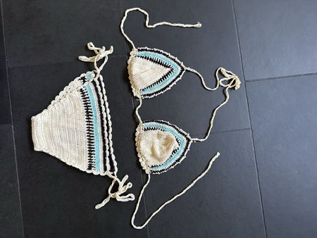 Gehäkelter Bikini cremefarben mit Streifen Grösse S