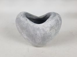 Vase in Herzform aus Beton
