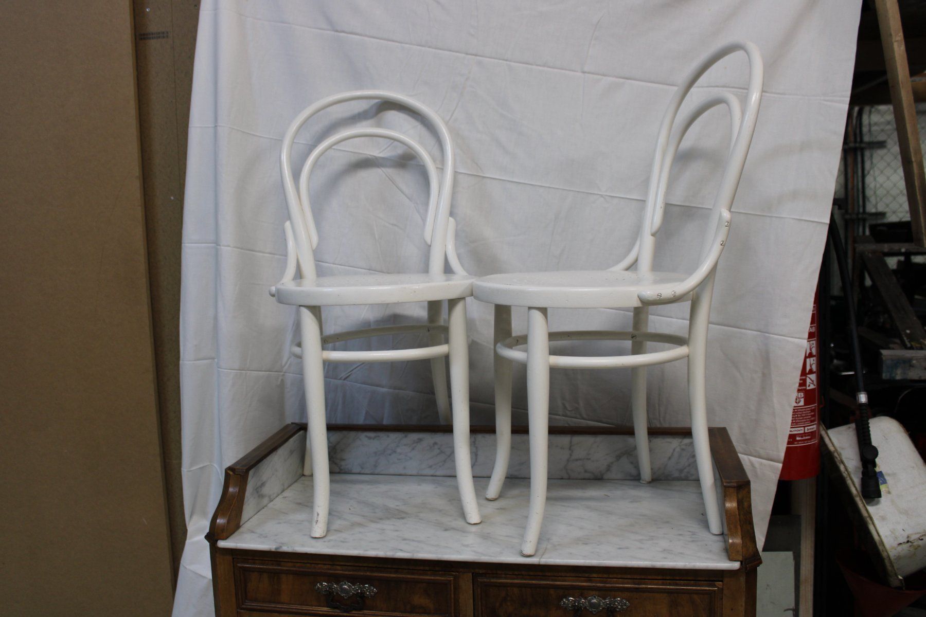 Sedie: 2 chaises bistrot blanches en bon état – Usato da Colombier NE venduto da jeventph