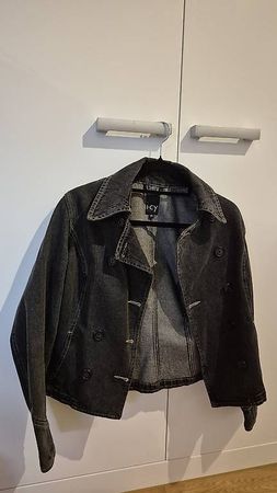 Jeansjacke mit modischer Knopfreihe