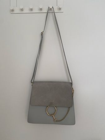 Hellblaue Handtasche mit goldenen Details