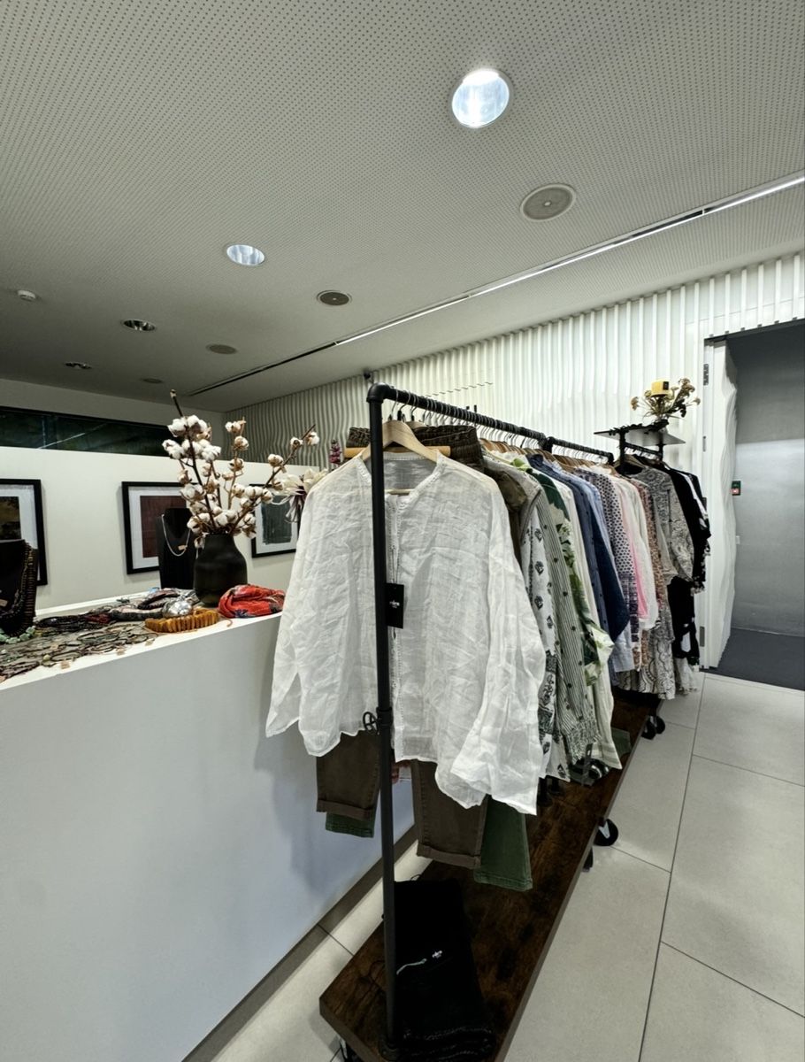 Lotti di vestiti: Liquidation Second-Hand-Kleidung – Usato da Mörigen venduto da TimelessFinds