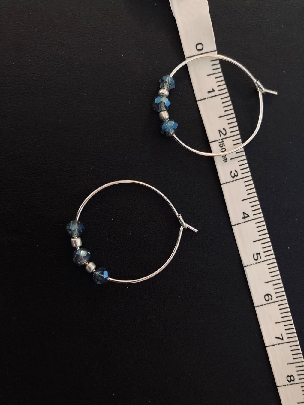Orecchini pendenti & Orecchini a lobo: Créoles argentées perles en verre taillé bleu – Nuovo e nell'imballaggio originale da Genève venduto da ct_fqr8 1