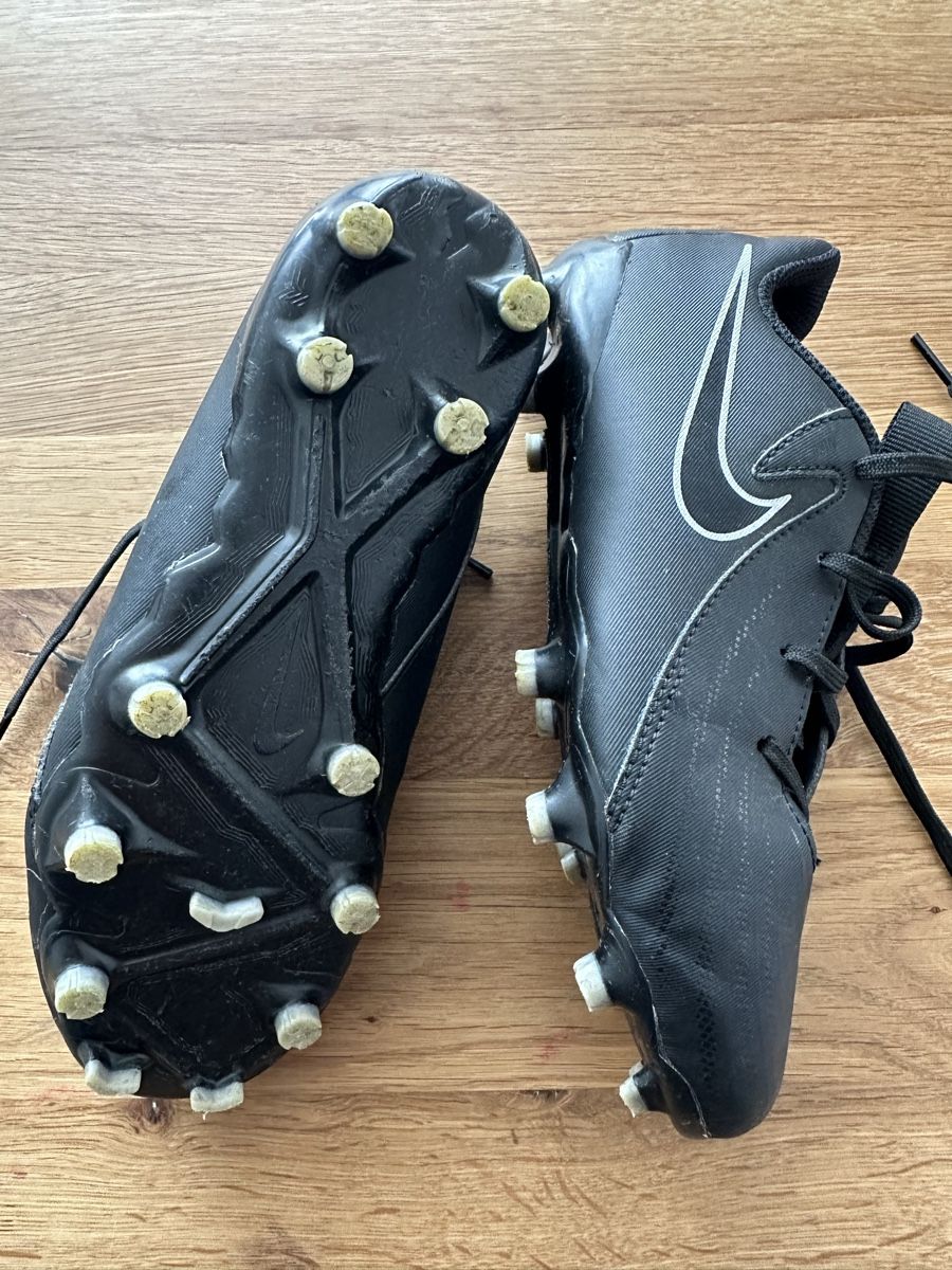 Nike Scarpe per ragazzi: Nike Nockenschuhe 34 große - Great shape! – Usato da Kölliken venduto da jel_6k2l 1