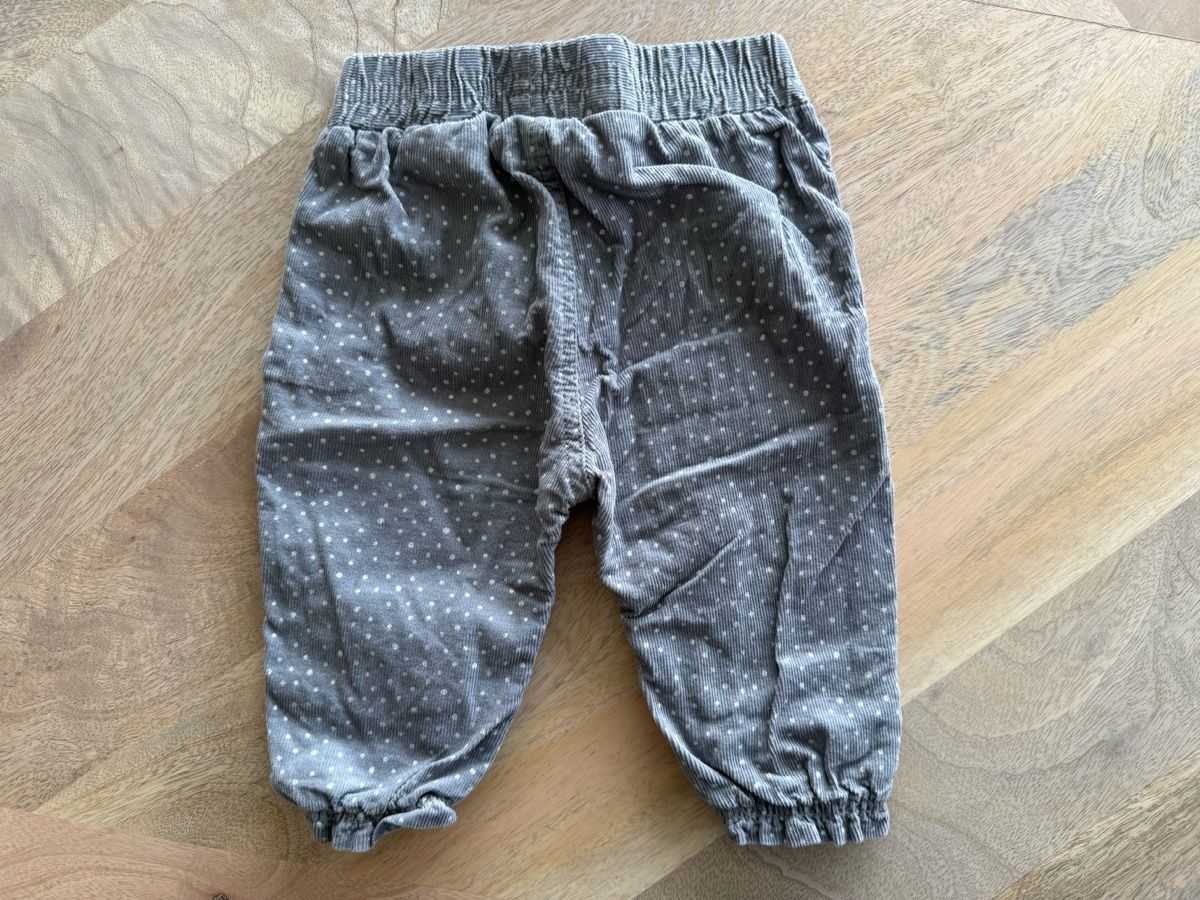 Hosen: Cordhose grau mit Pünktchen, Gr. 62 – Gebraucht aus Eggenwil von Lissi82 3