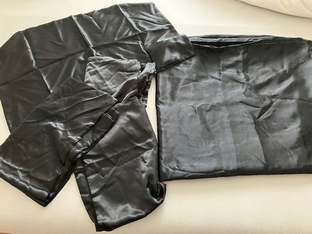 Parure de lit satinée noire, literie tendance et douce.