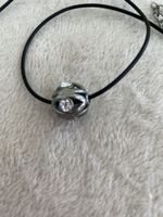 Kette mit funkelnder Kugel