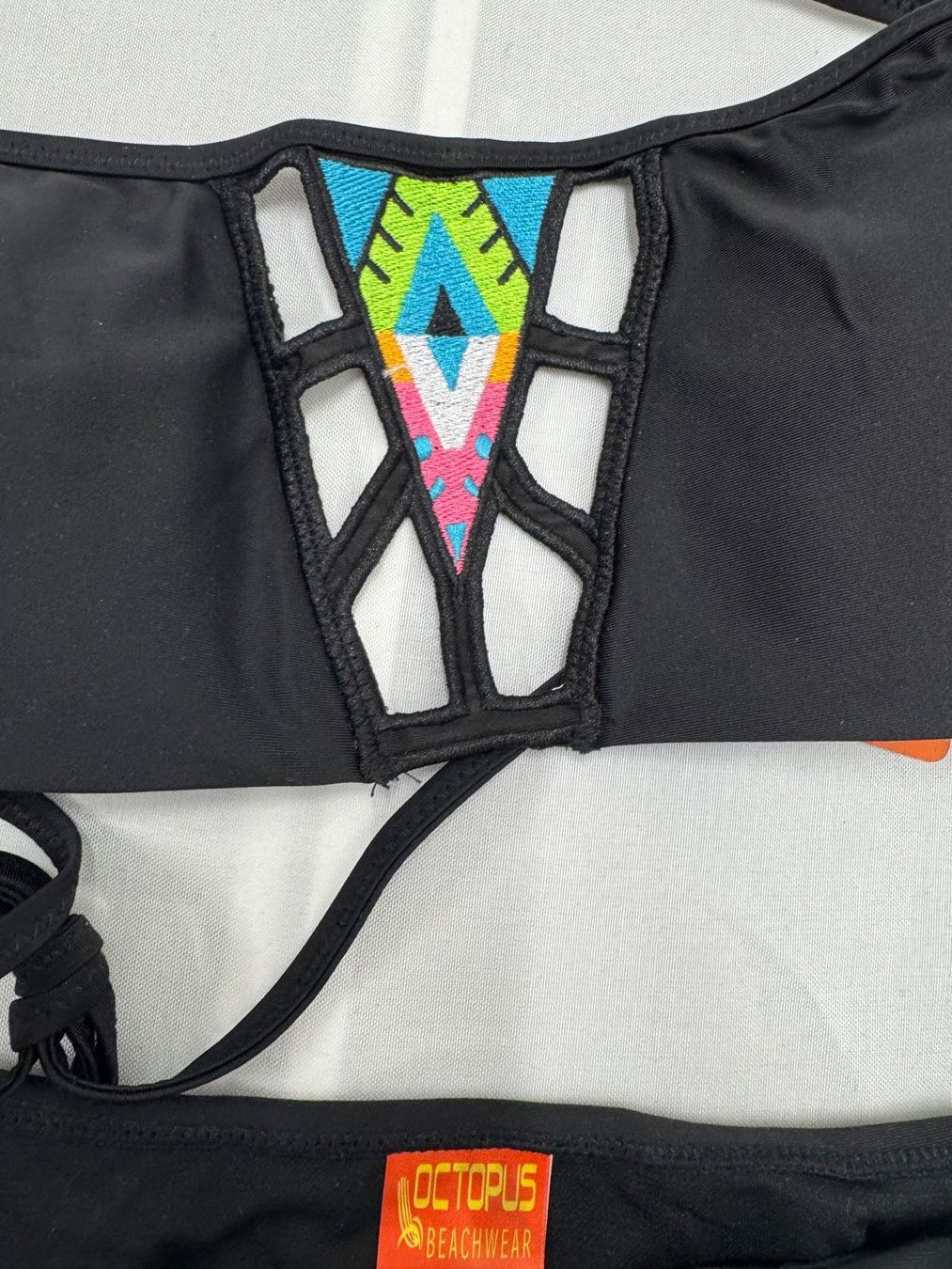 Badekleider & Bikinis: Schwarzer Bikini, Gr. 40 mit bunten Details / Nr. 288 – Neu und originalverpackt aus Holziken von brockolino 1