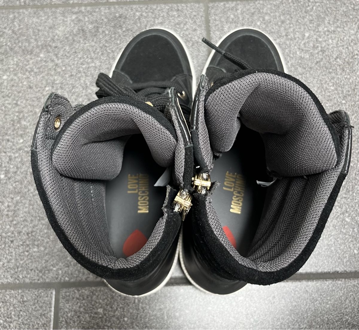 Moschino Scarpe da donna: Nagelneue Moschino Sneaker, Gr. 37 – Nuovo e nell'imballaggio originale da Hünenberg See venduto da spartakus02 8