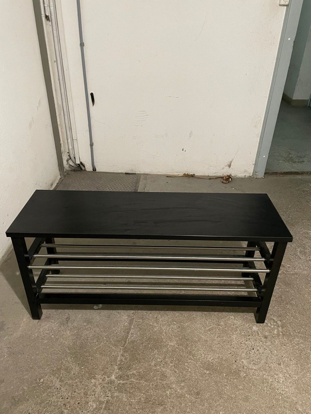 Allestimento di negozi e stand fieristici: Schwarzer Schuhständer mit Metallstangen – Usato da Zürich venduto da kis_hgw5