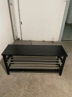 Schwarzer Schuhständer mit Metallstangen