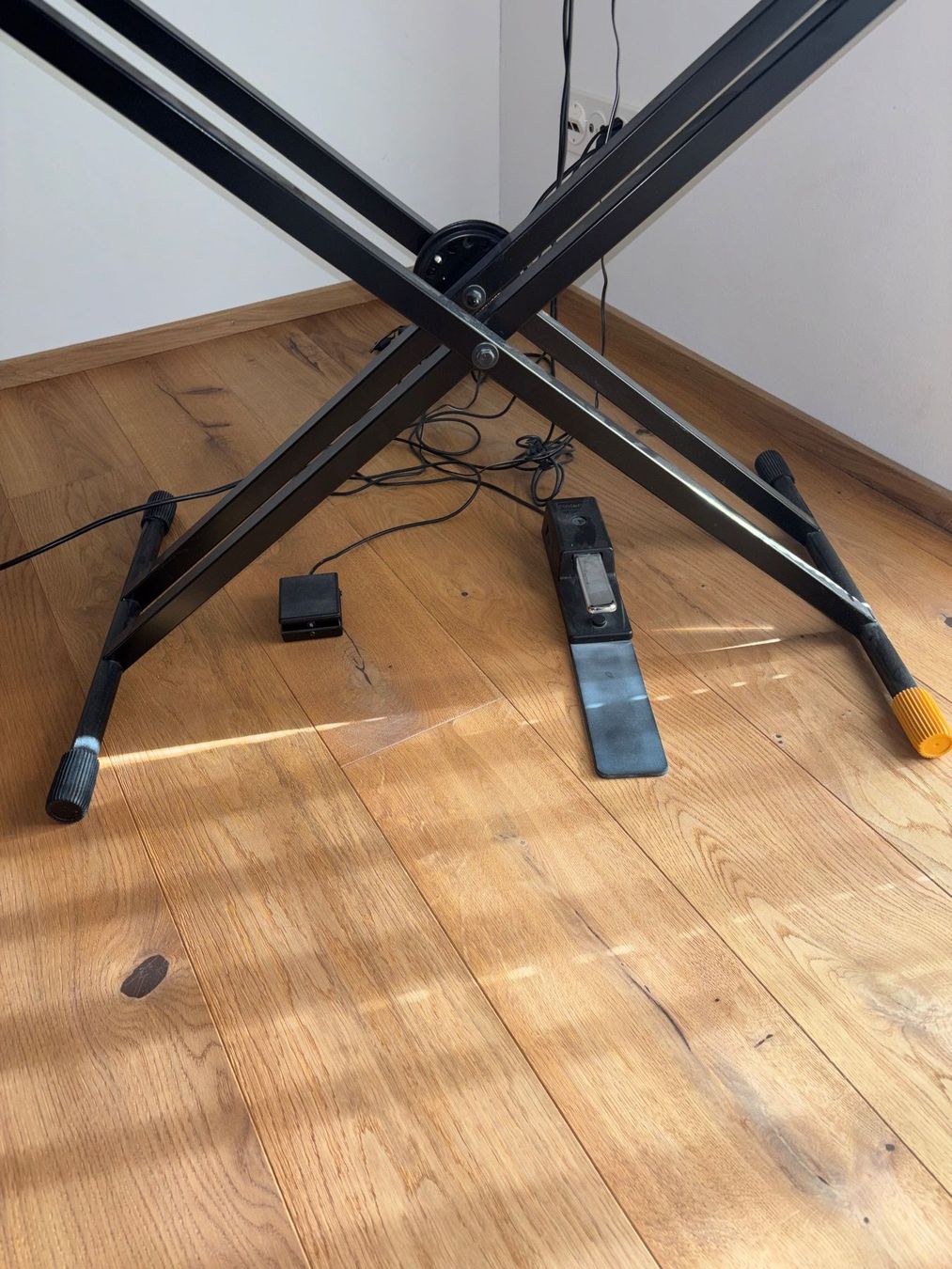 Sgabelli: Keyboard Hocker & Ständer – Usato da Pfäffikon ZH venduto da Sumitra 1