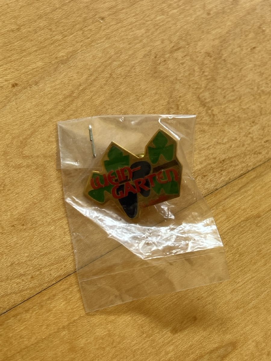 Plaquettes & Badges: Restaurant Weingarten PIN – D'occasion à Ottenbach par siiinnaa_77