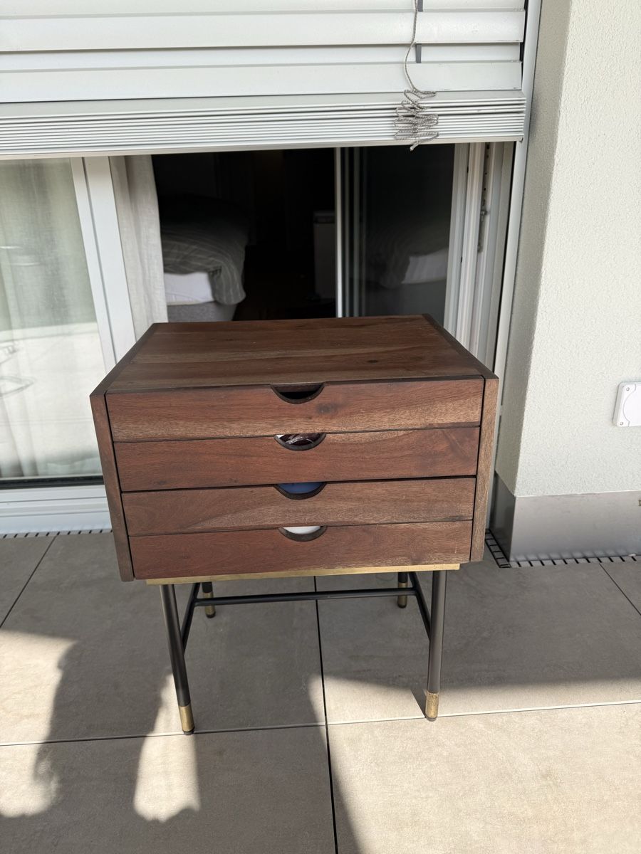 Maisons du monde Tables de nuit: Natural wood bed side table  – D'occasion à Edlibach par par_8h7s 2